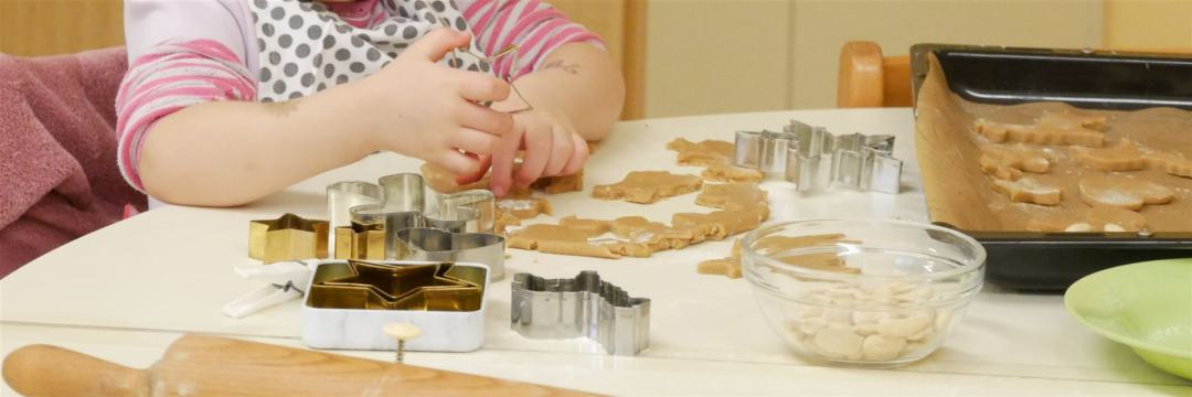 Kochen, Backen und hauswirtschaftliche Angebote Kindergartenkind sticht Plätzchen aus